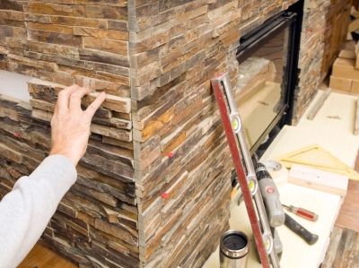 Отделка камина камнем